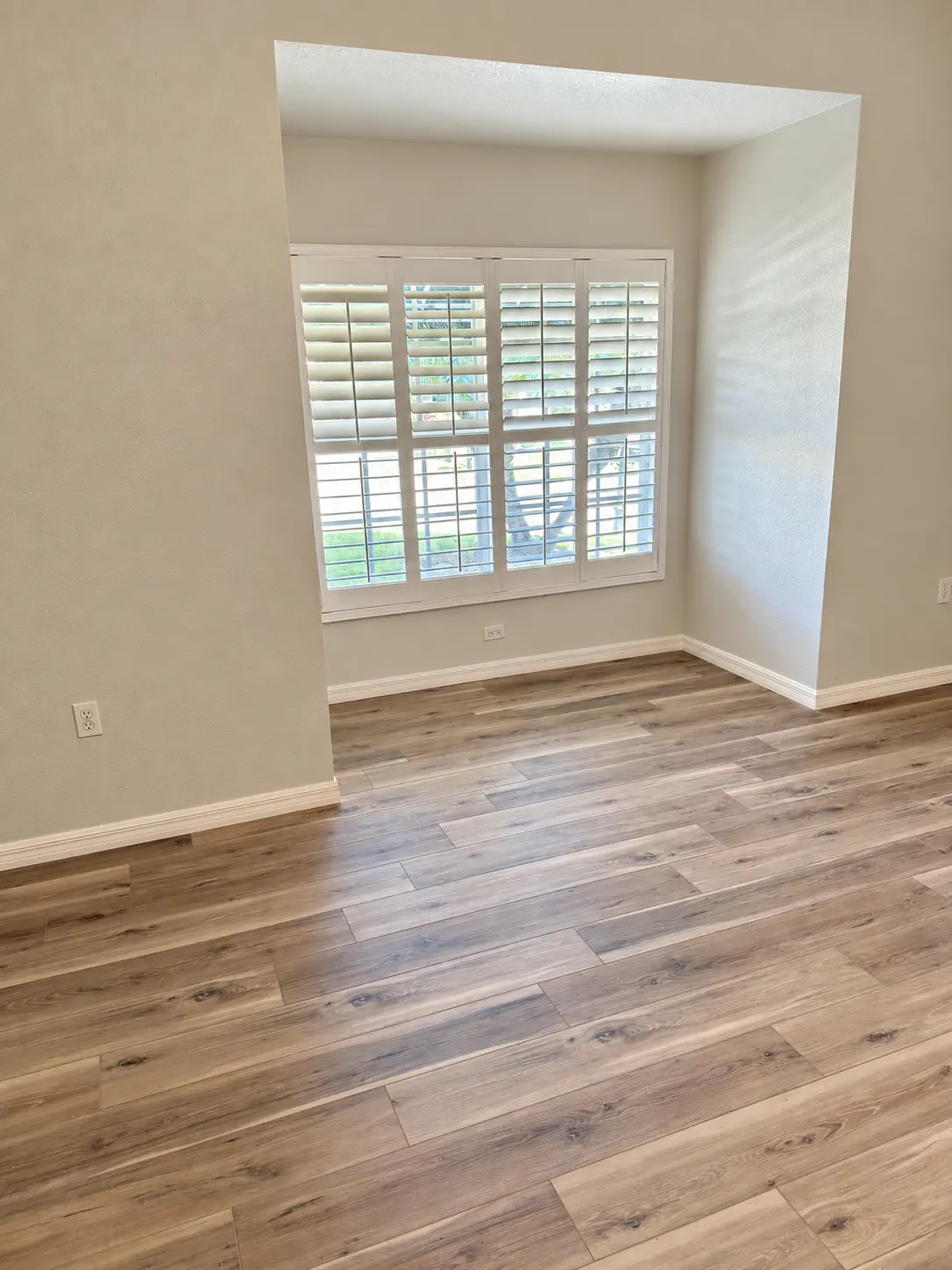 Wood-look flooring, painted walls and plantation shutters in an FTK customer project